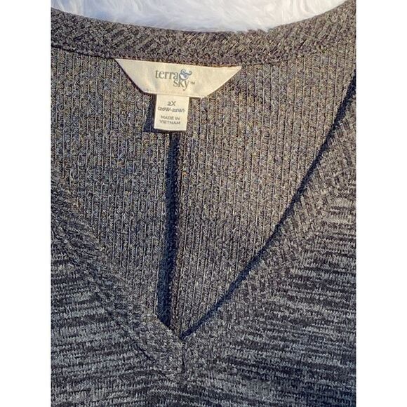 Terra & Sky SZ 2X Woman’s Black/Gray Long Sleeve V-Neck Blouse - Picture 3 of 8